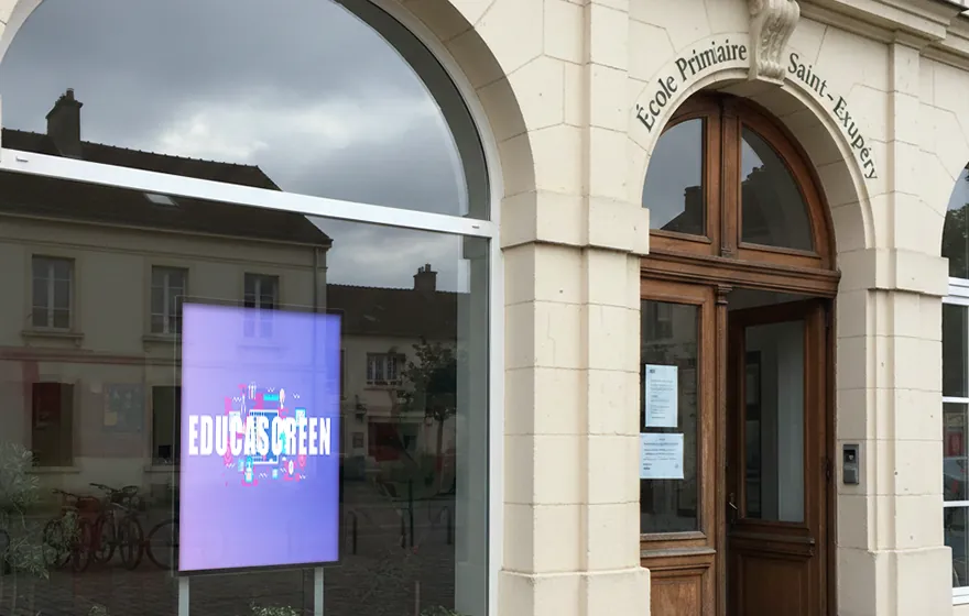 Affichage dynamique EDUCASCREEN en vitrine d'une école primaire