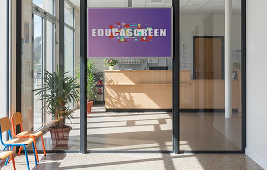 Écran EDUCASCREEN à l'accueil d'une école primaire