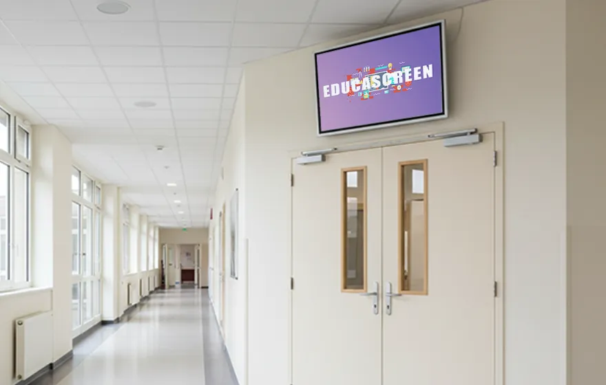 Écran EDUCASCREEN dans un couloir de lycée