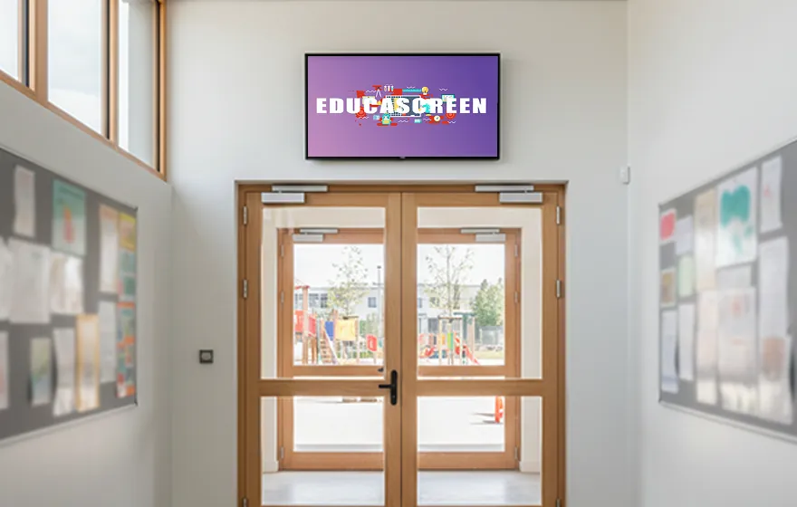Écran EDUCASCREEN au-dessus de la sortie vers la cour de récréation
